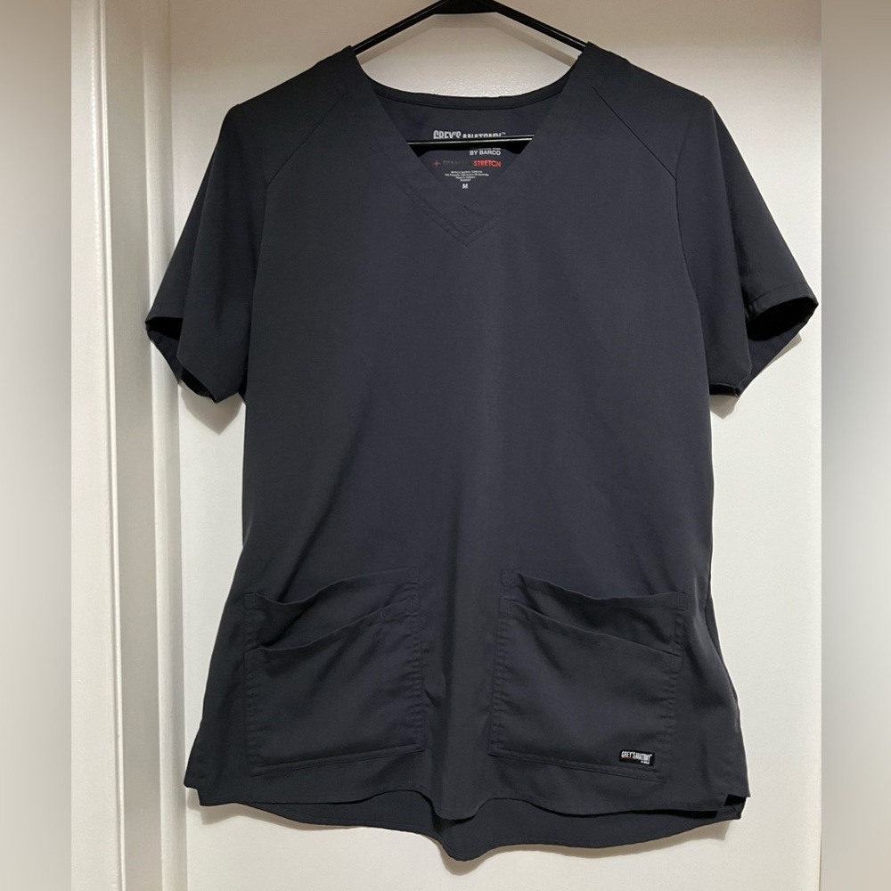 Grey’s anatomy top Emma 4 Pocket V-Neck Scrubs Top. Color: steel